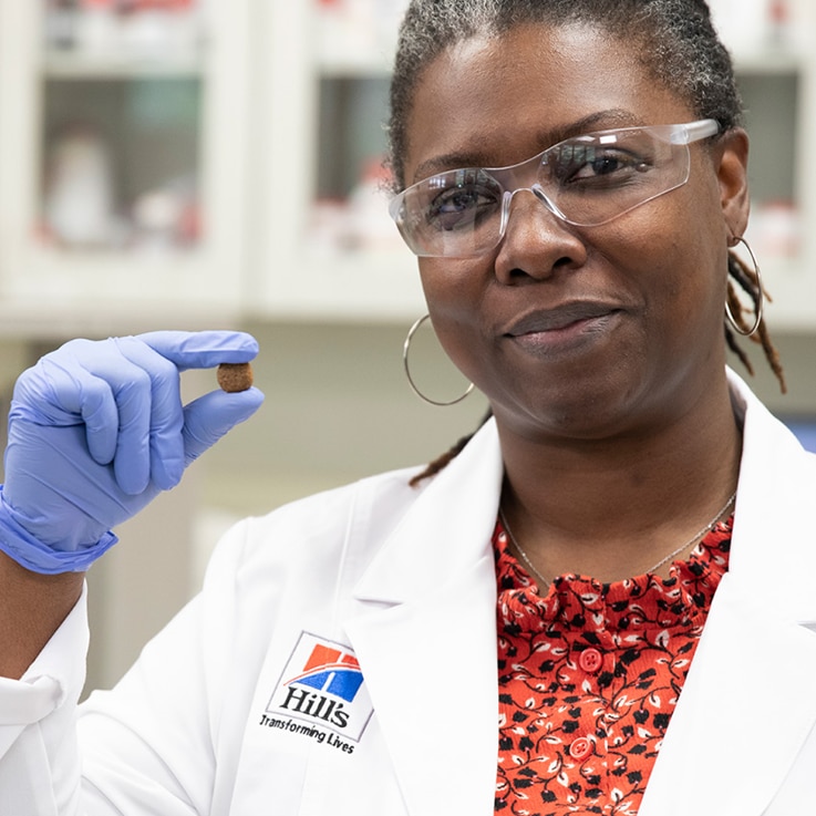  Investigadora científica sosteniendo croquetas